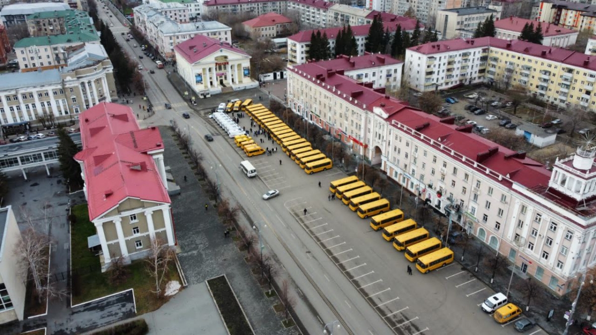 Губернатор Вадим Шумков вручил ключи от новых школьных автобусов и медицинских автомобилей руководителям школ и медучреждений региона