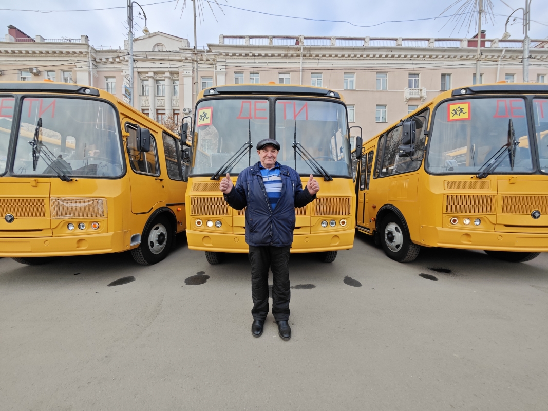 Губернатор Вадим Шумков вручил ключи от новых школьных автобусов и медицинских автомобилей руководителям школ и медучреждений региона