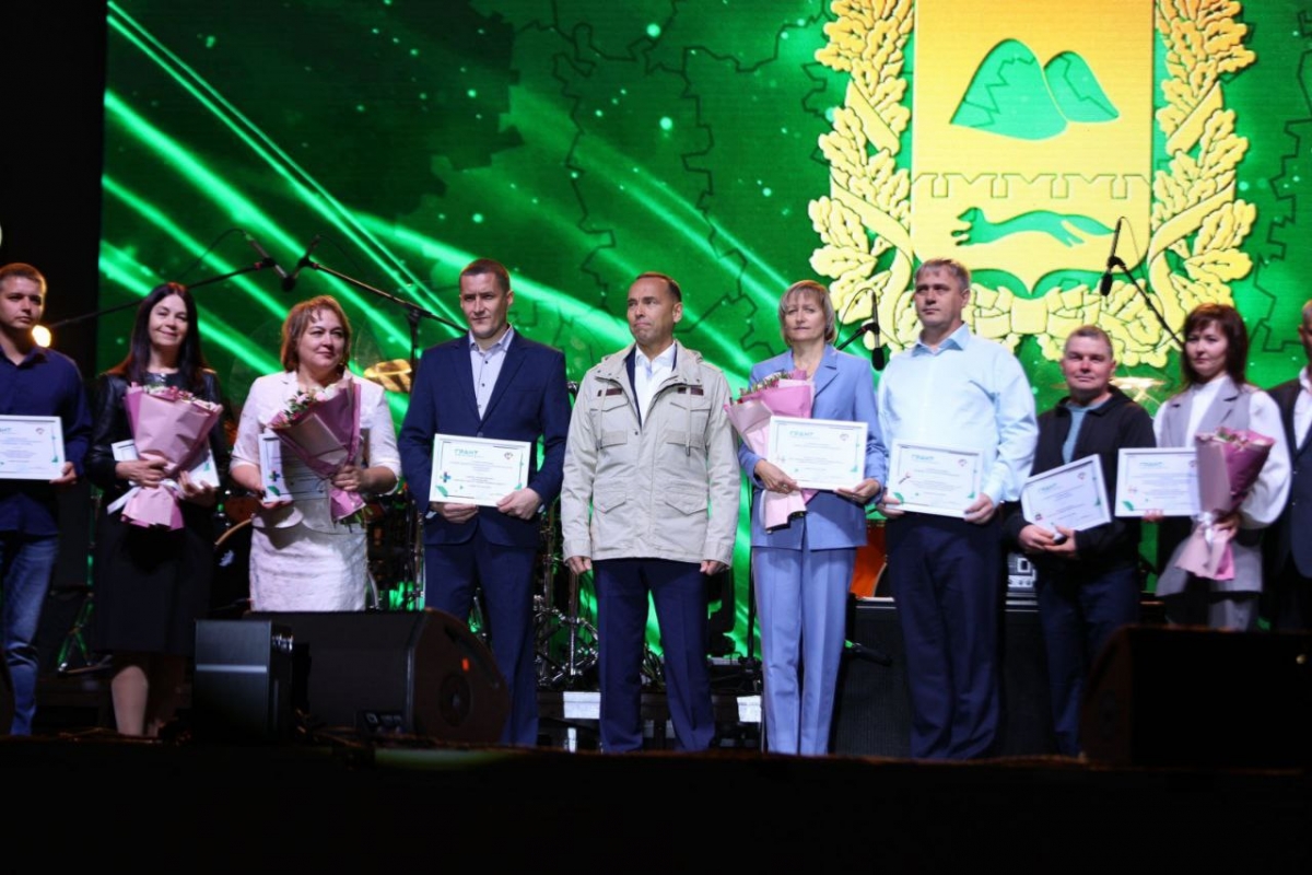 В День города глава региона Вадим Шумков вручил награды победителям конкурсов на гранты губернатора Курганской области