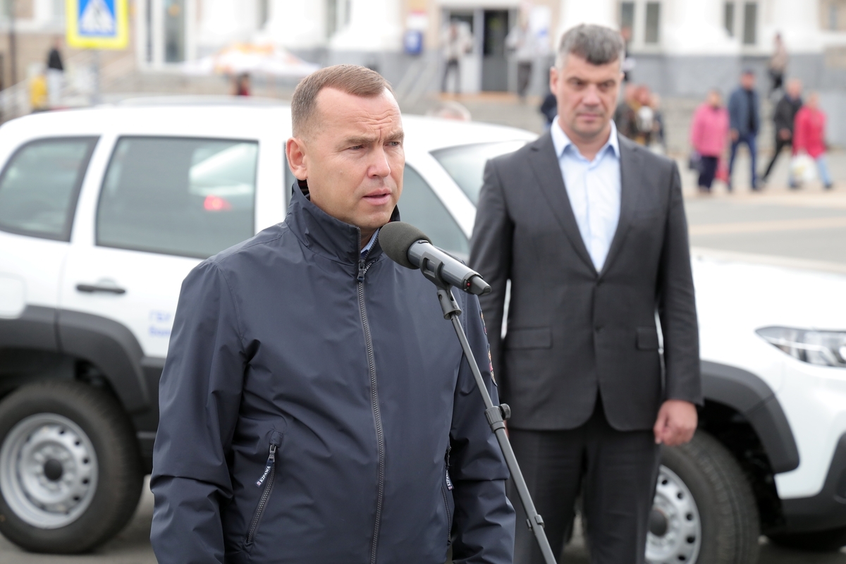 Губернатор Вадим Шумков вручил ключи от 49 новых машин неотложной медицинской помощи