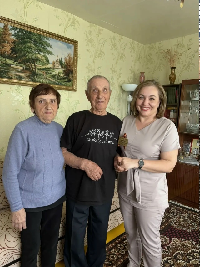 В преддверии великого праздника Дня Победы сотрудники Курганской областной больницы №2 вместе с коллегами из филиала в р.п. Варгаши посетили и поздравили ветерана Великой Отечественной войны.