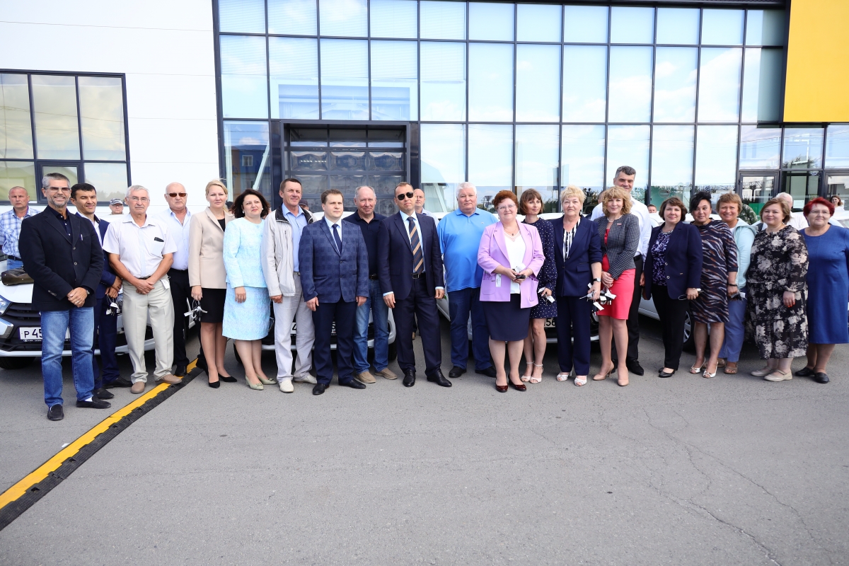 Губернатор Вадим Шумков вручил руководителям лечебных учреждений региона ключи от 59 новых автомобилей неотложной медицинской помощи