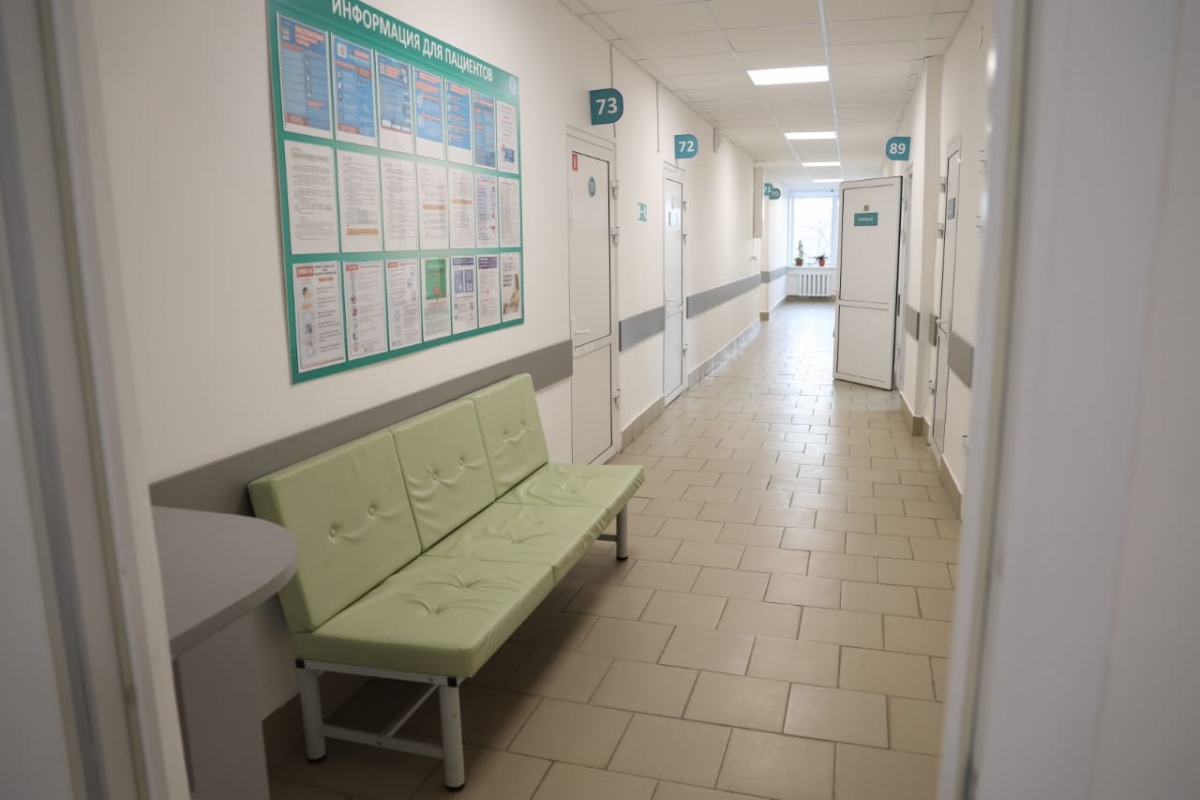 Полпред Владимир Якушев и губернатор Вадим Шумков оценили ремонт здания поликлиники Шадринска