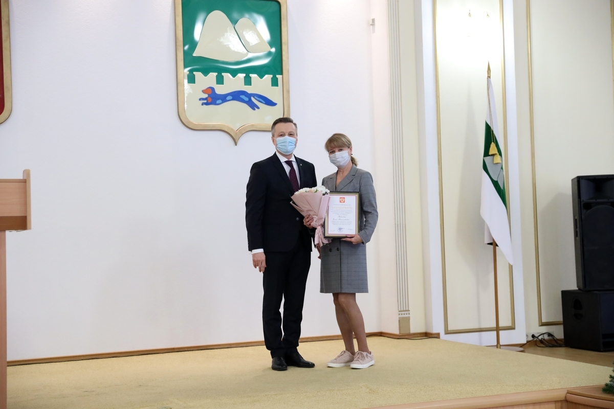 Накануне Нового года вручены государственные, ведомственные и региональные награды жителям области