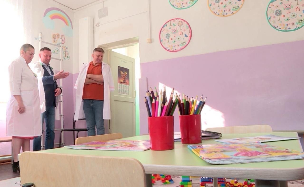 В рамках дружбы между медицинскими организациями силами областной клинической больницы и кардиологическим диспансером была оказана помощь в оснащении двух детских комнат для детей