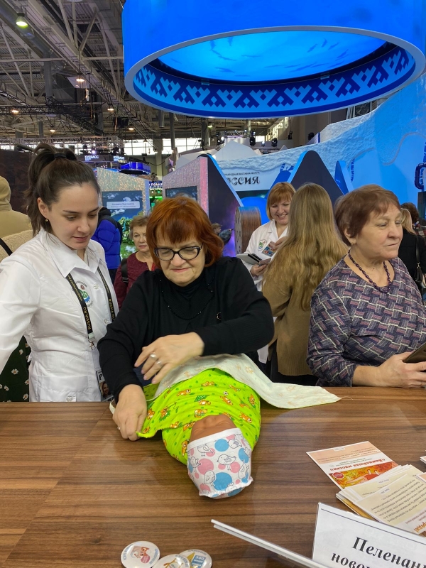 Курганские медики на выставке-форуме ВДНХ «Россия» учат посетителей ставить уколы, проводить обследования и демонстрируют возможности современной медтехники