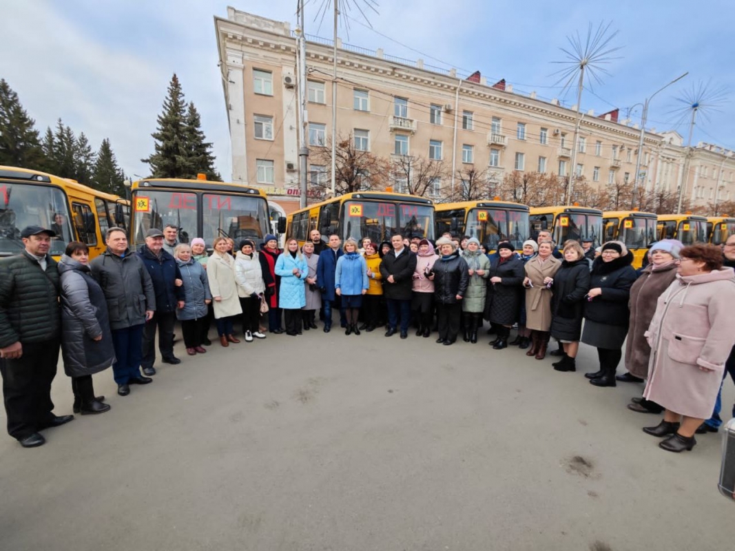 Губернатор Вадим Шумков вручил ключи от новых школьных автобусов и медицинских автомобилей руководителям школ и медучреждений региона