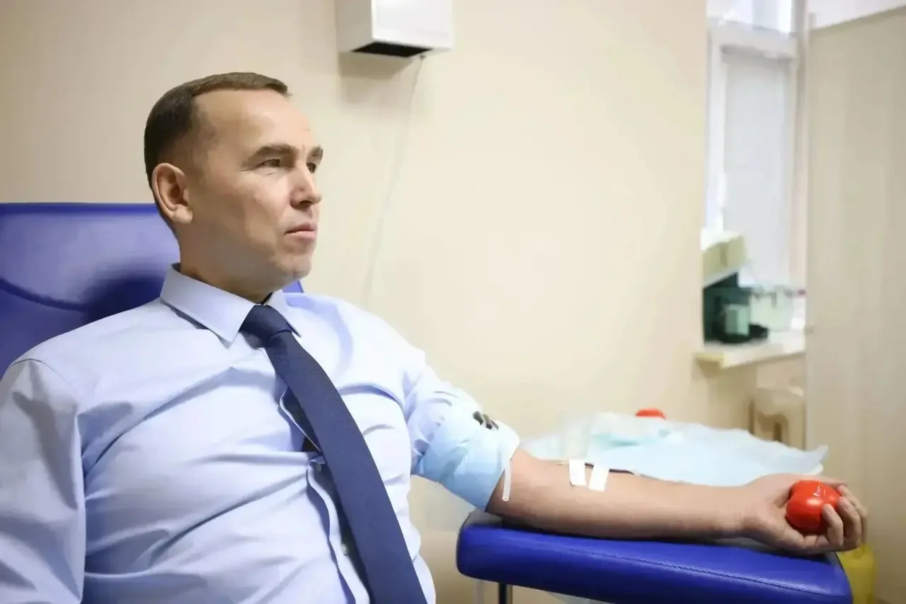 20 апреля в России отметят День донора. Губернатор Курганской области Вадим Шумков поблагодарил доноров региона за спасение жизней и здоровья земляков и сам сдал кровь. 20 апреля в России отметят День донора. Губернатор Курганской области Вадим Шумков поблагодарил доноров региона за спасение жизней и здоровья земляков и сам сдал кровь.