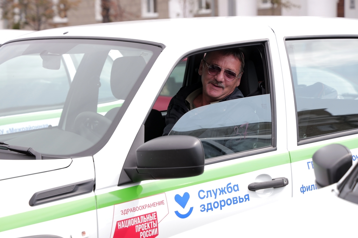 Губернатор Вадим Шумков вручил ключи от 49 новых машин неотложной медицинской помощи