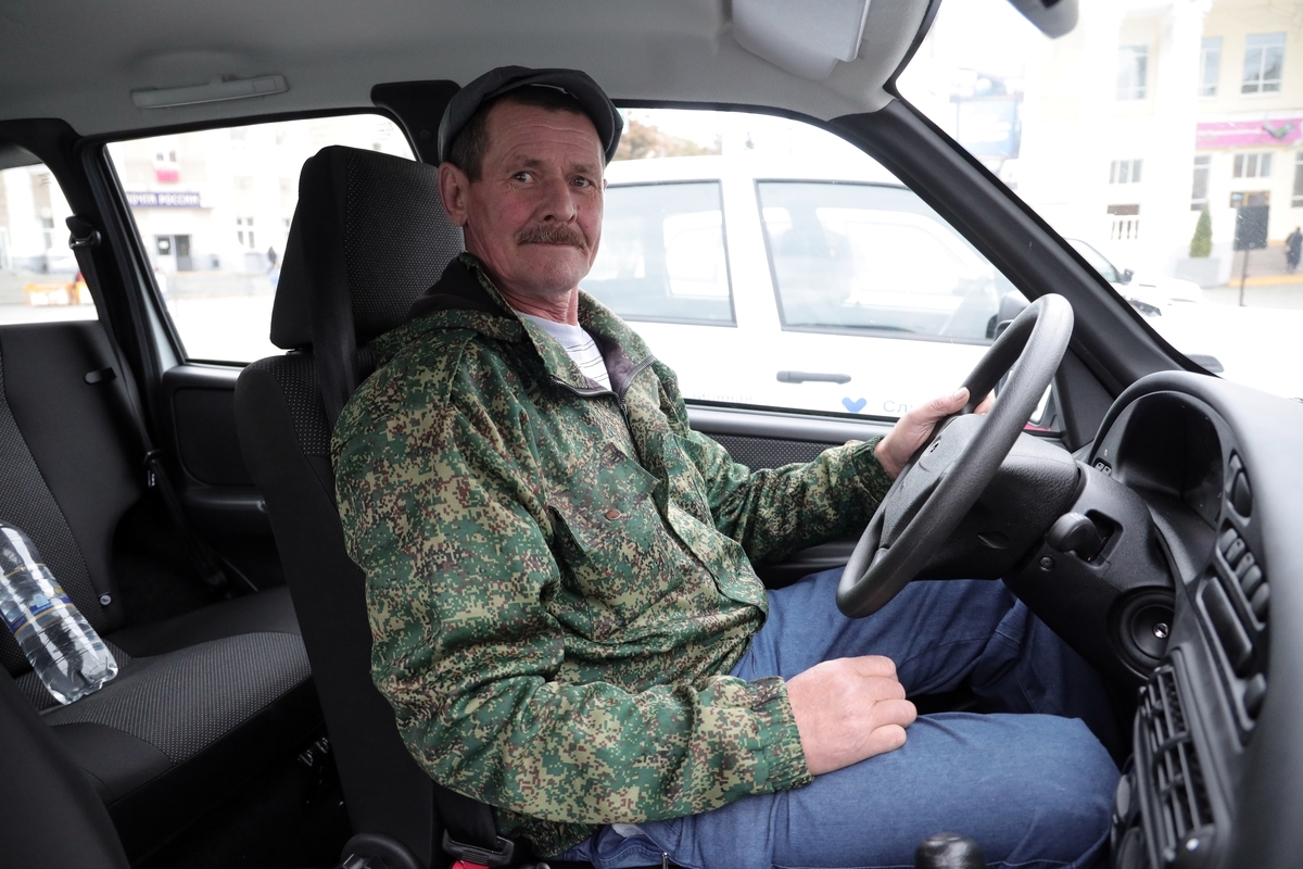 Губернатор Вадим Шумков вручил ключи от 49 новых машин неотложной медицинской помощи