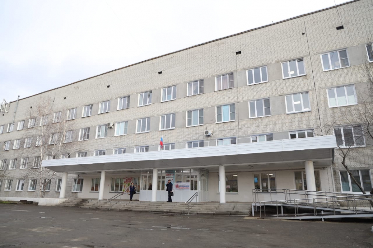 Полпред Владимир Якушев и губернатор Вадим Шумков оценили ремонт здания поликлиники Шадринска