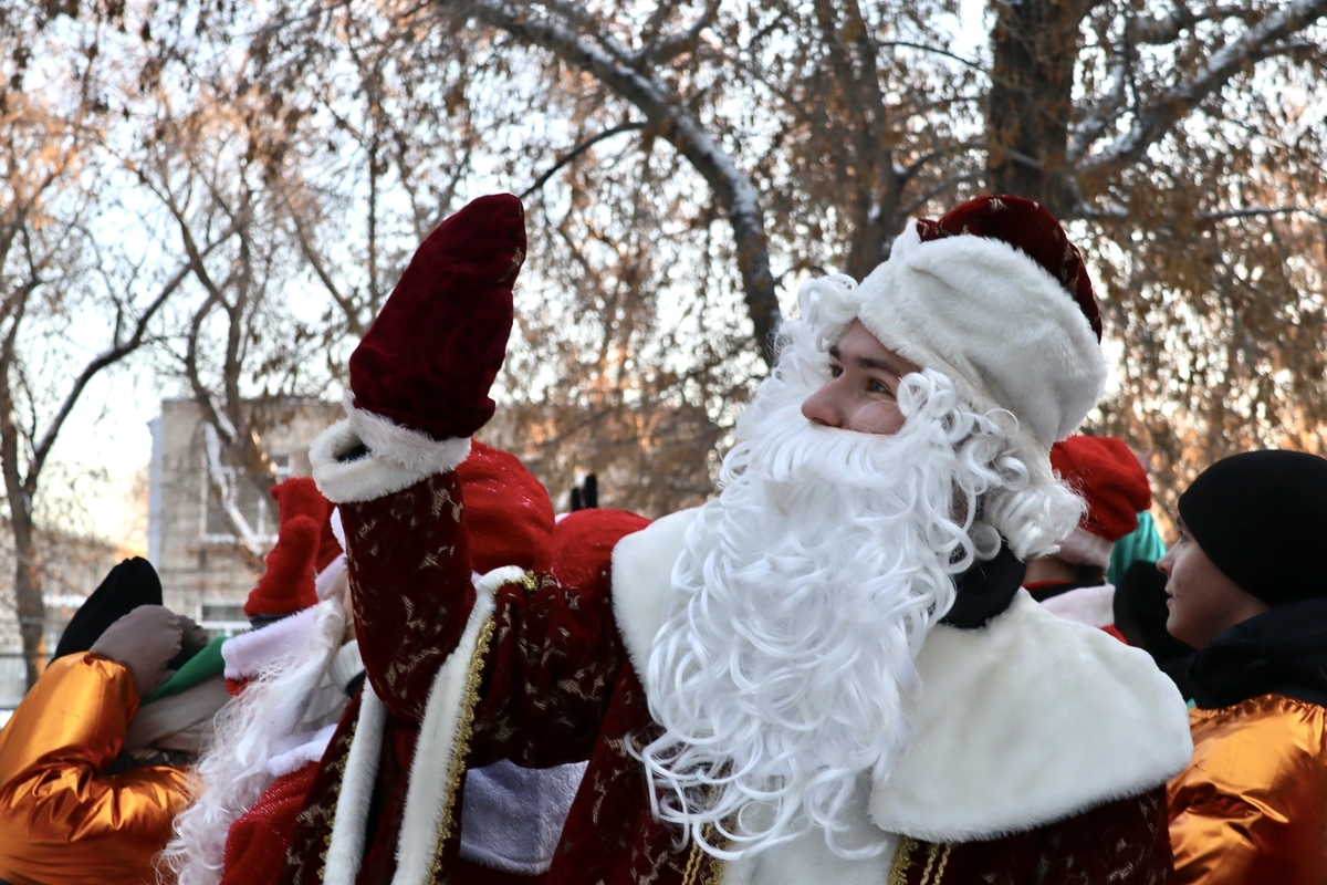 Маленьких пациентов Курганской областной детской больницы им. Красного Креста поздравили с наступающим Новым годом