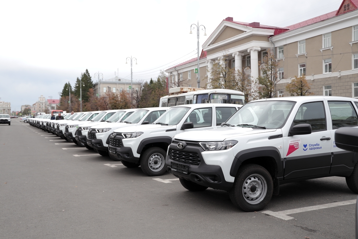 Губернатор Вадим Шумков вручил ключи от 49 новых машин неотложной медицинской помощи