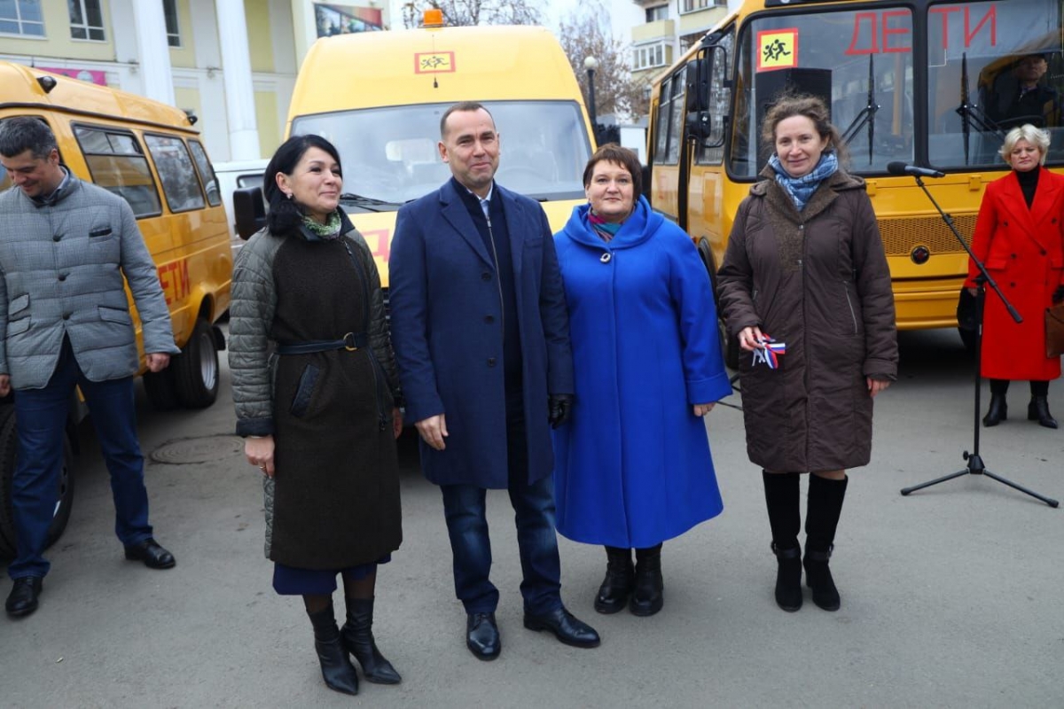 Губернатор Вадим Шумков вручил ключи от новых школьных автобусов и медицинских автомобилей руководителям школ и медучреждений региона