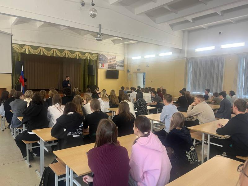 Главный врач Курганской БСМП посетил 47‑ю гимназию в рамках профориентационной встречи со старшеклассниками