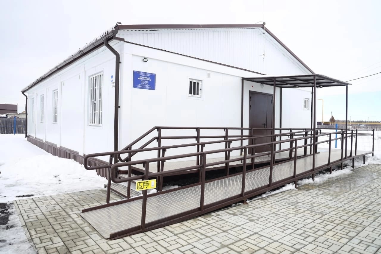 Губернатор Вадим Шумков в ходе выезда в Большое Чаусово оценил новую модульную амбулаторию, которую в селе установили в 2022 году