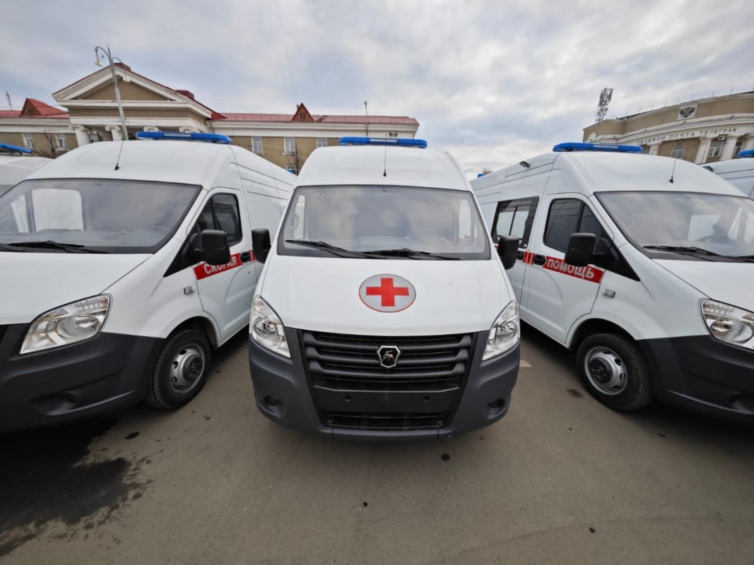 Губернатор Вадим Шумков вручил ключи от новых школьных автобусов и медицинских автомобилей руководителям школ и медучреждений региона