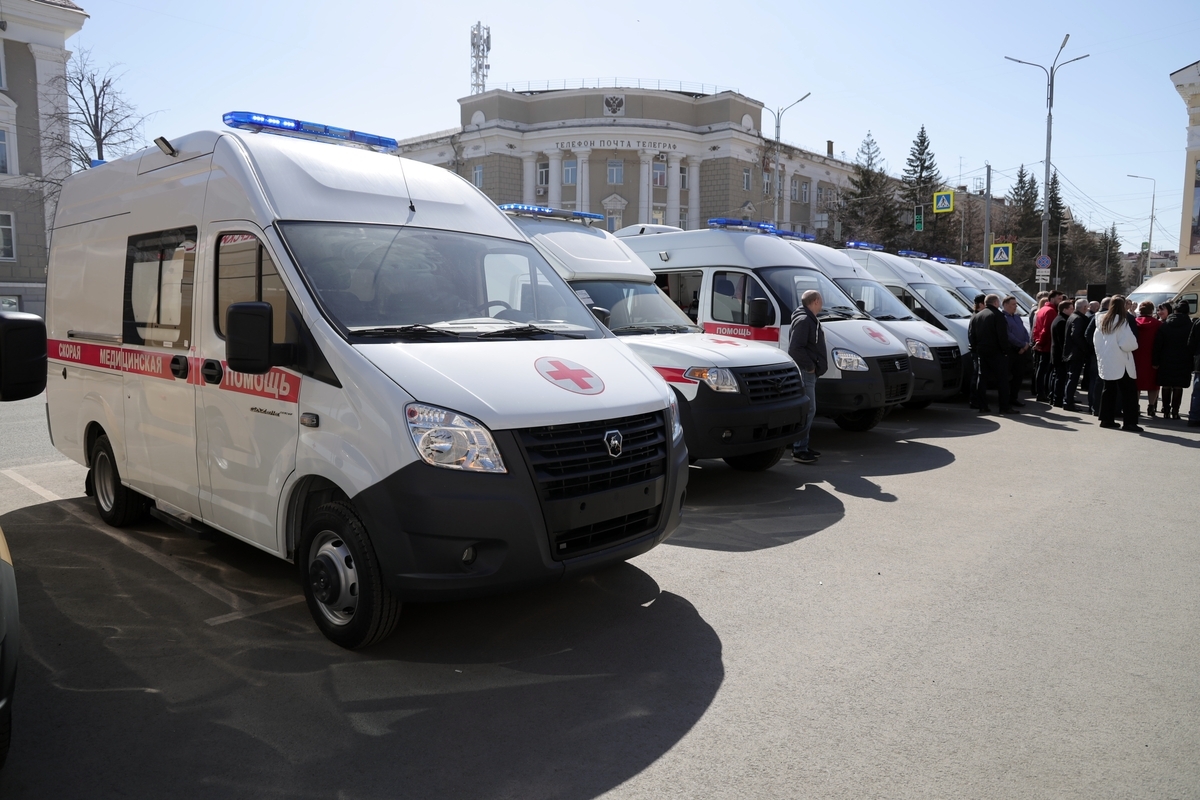 Губернатор Вадим Шумков вручил ключи от мобильных ФАПов, машин скорой помощи и школьных автобусов