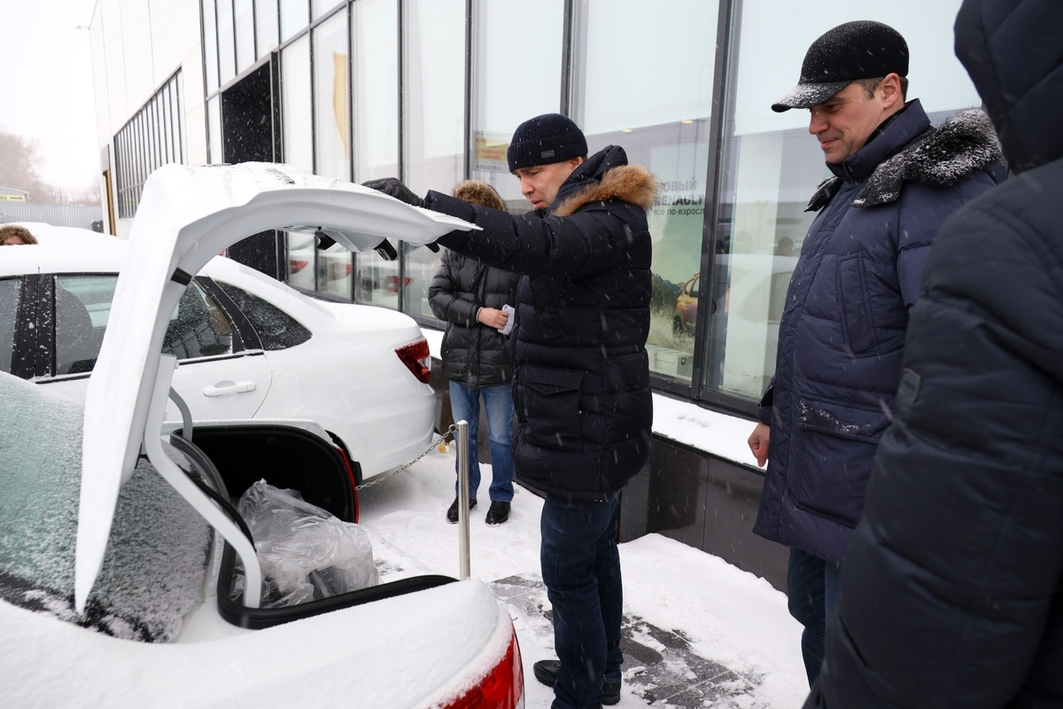 Губернатор Вадим Шумков вручил ключи от 23 новых машин неотложной медицинской помощи