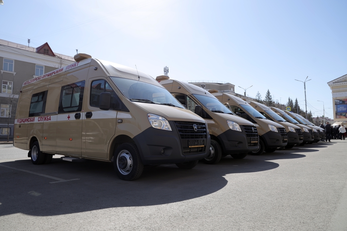 Губернатор Вадим Шумков вручил ключи от мобильных ФАПов, машин скорой помощи и школьных автобусов