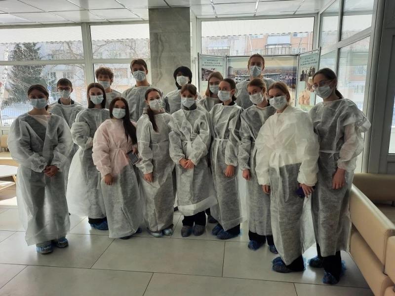Курганскую больницу скорой медицинской помощи посетили выпускники двух гимназий города.