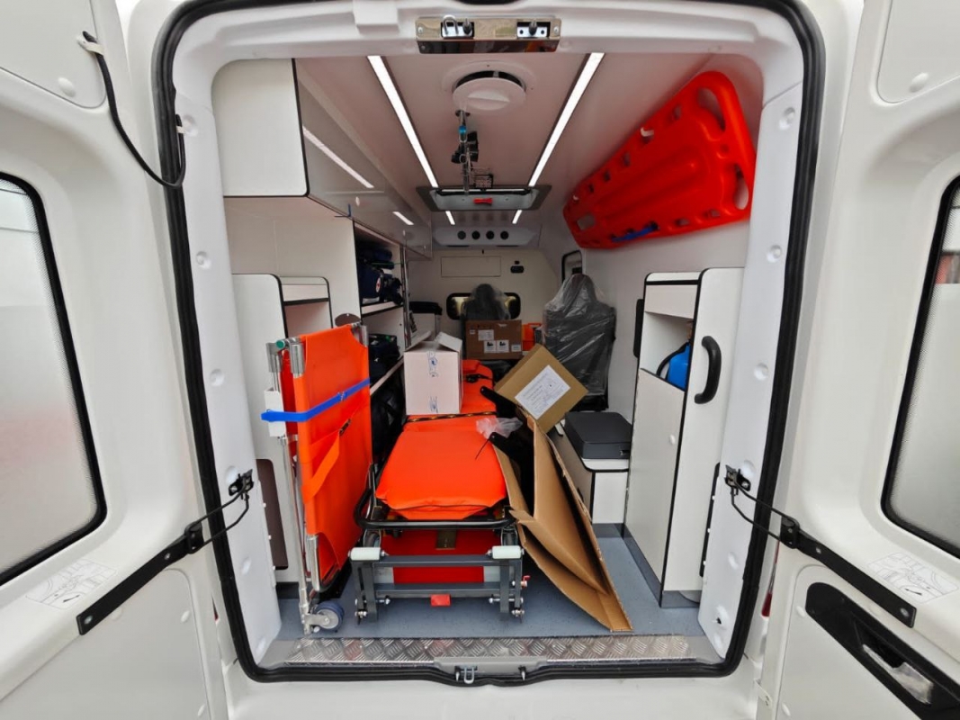 Губернатор Вадим Шумков вручил ключи от новых школьных автобусов и медицинских автомобилей руководителям школ и медучреждений региона