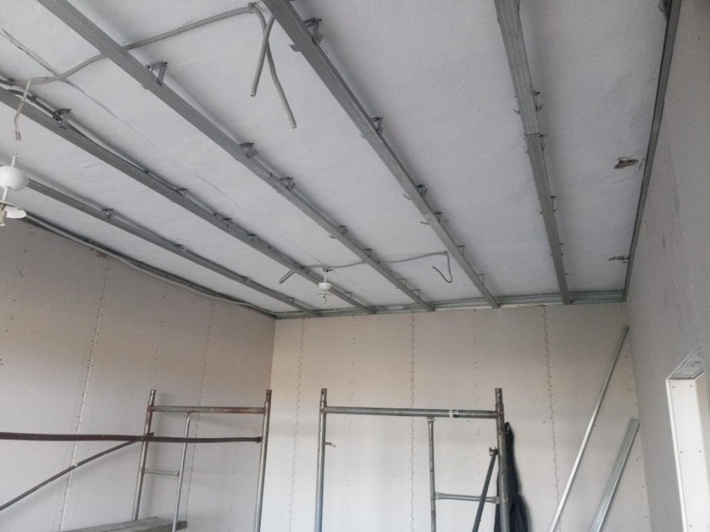 Модернизация первичного звена: в с. Чистое Щучанского муниципального округа продолжается капитальный ремонт фельдшерско-акушерского пункта