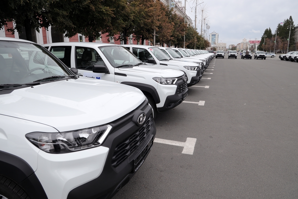 Губернатор Вадим Шумков вручил ключи от 49 новых машин неотложной медицинской помощи