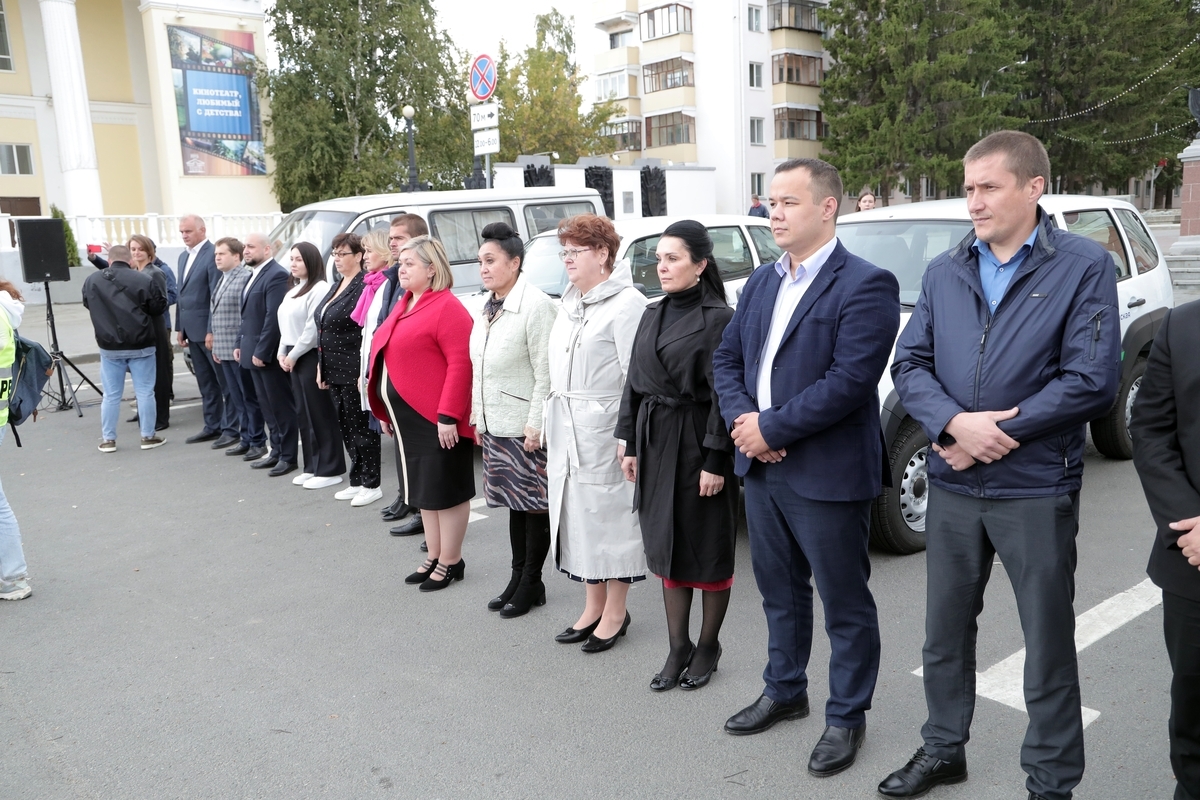 Губернатор Вадим Шумков вручил ключи от 49 новых машин неотложной медицинской помощи