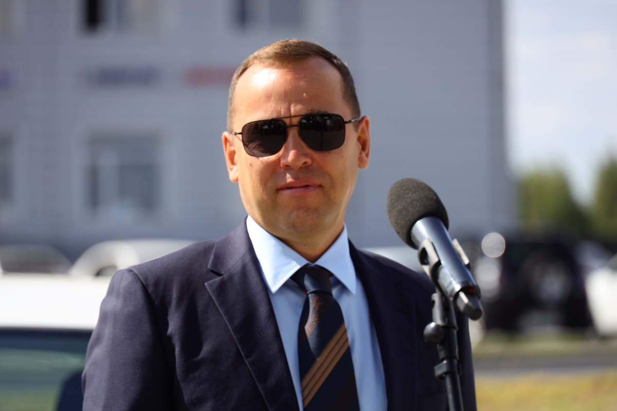 Губернатор Вадим Шумков вручил руководителям лечебных учреждений региона ключи от 59 новых автомобилей неотложной медицинской помощи