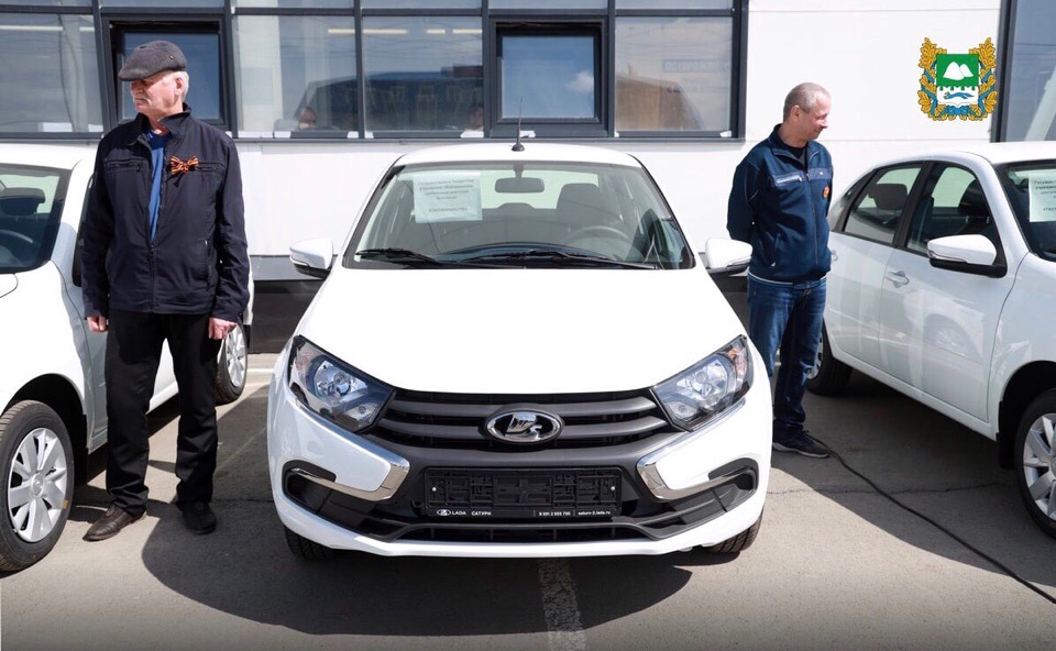 Губернатор Вадим Шумков вручил ключи от новых автомобилей неотложной медицинской помощи