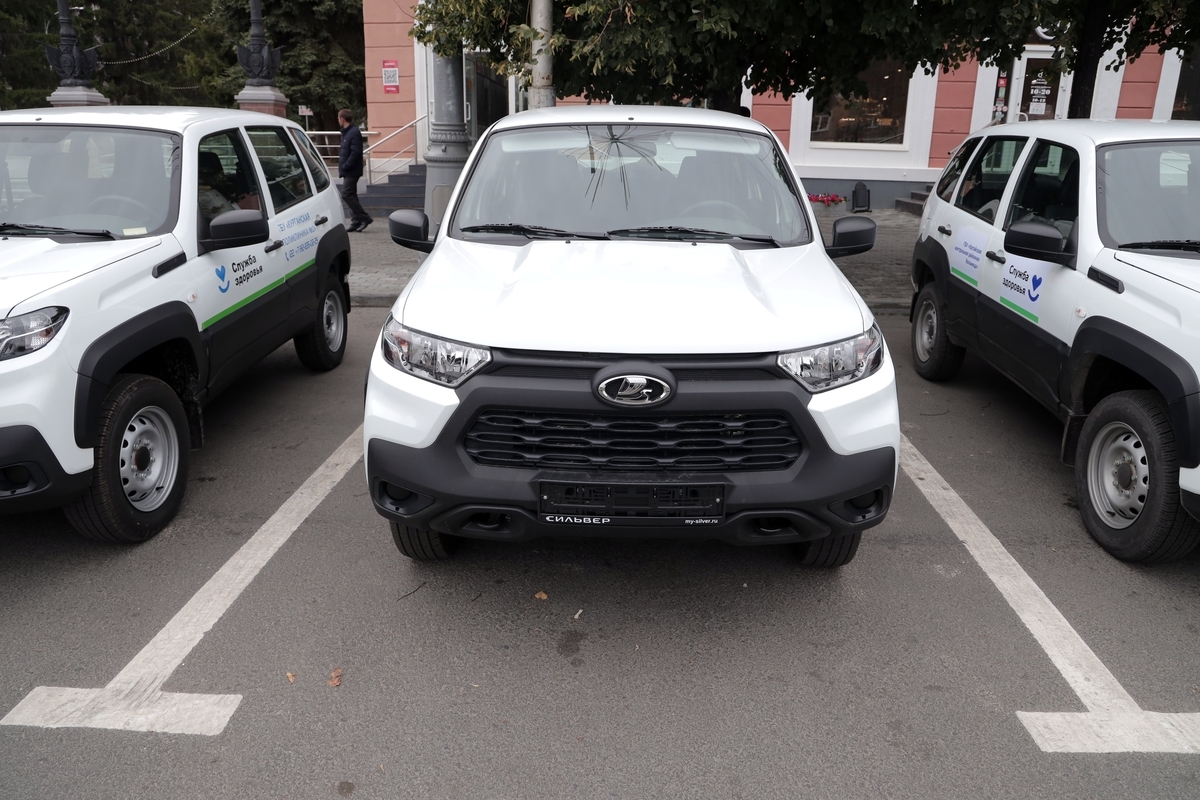 Губернатор Вадим Шумков вручил ключи от 49 новых машин неотложной медицинской помощи