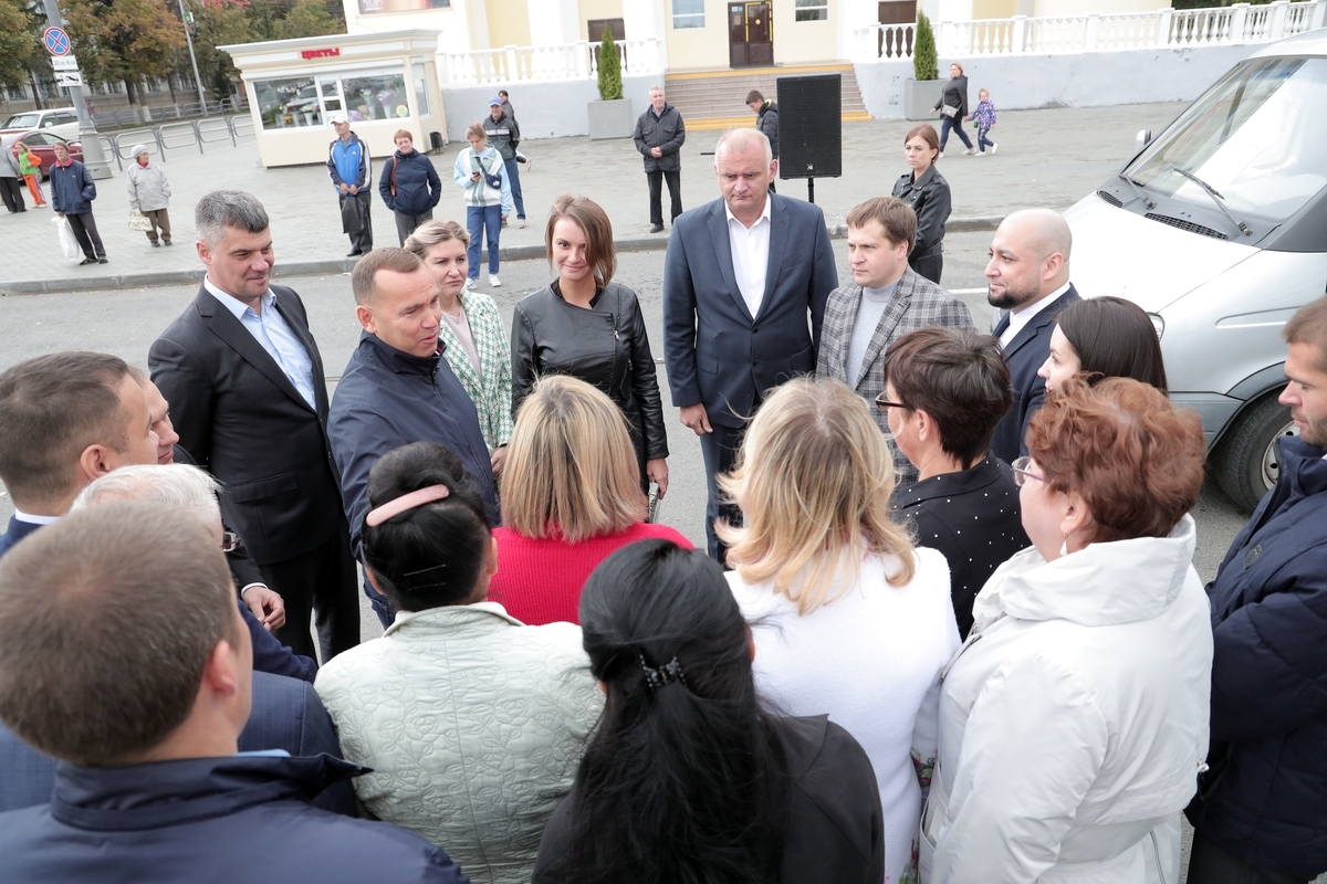 Губернатор Вадим Шумков вручил ключи от 49 новых машин неотложной медицинской помощи