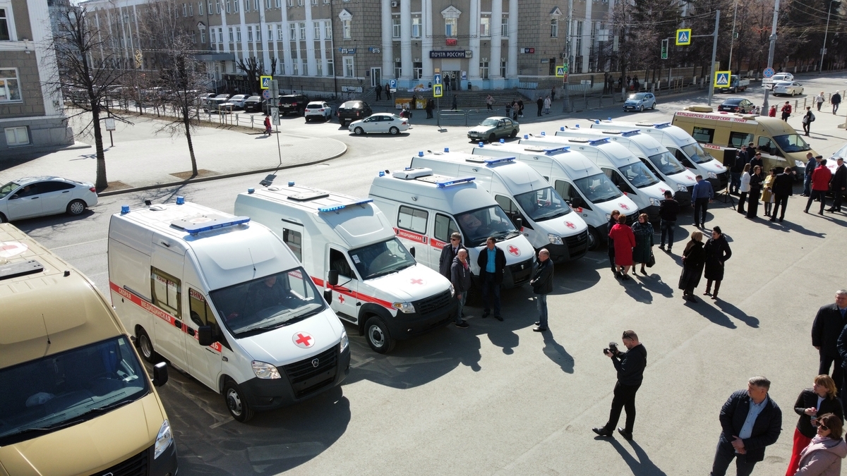 Губернатор Вадим Шумков вручил ключи от мобильных ФАПов, машин скорой помощи и школьных автобусов