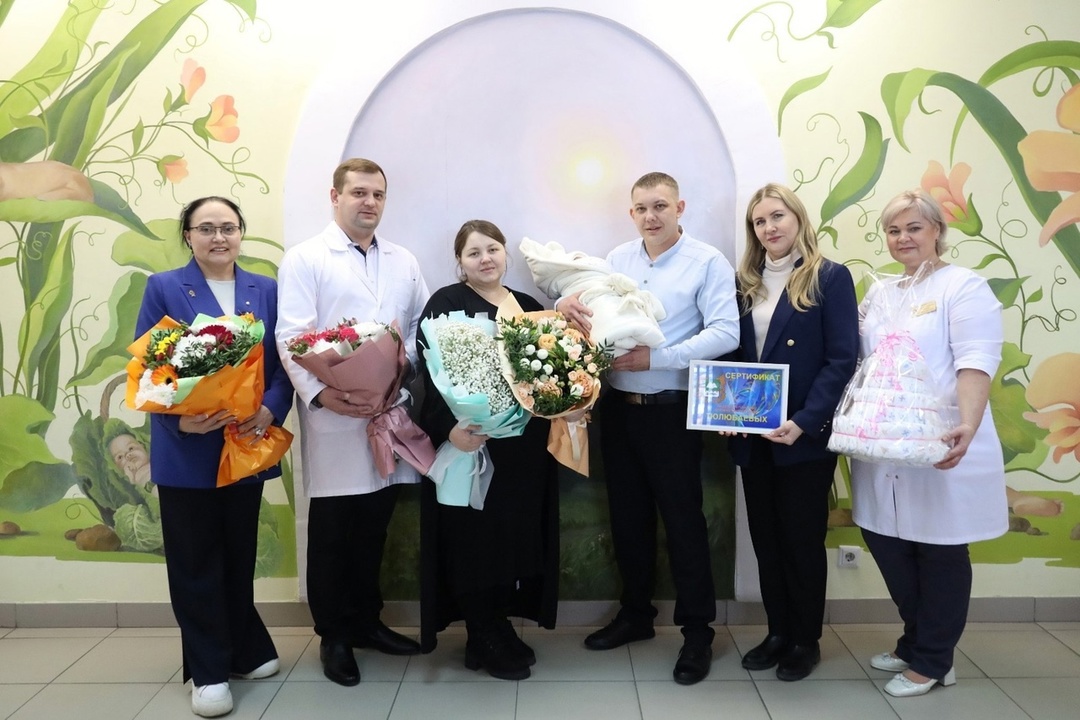 Губернатор Вадим Шумков поздравил многодетную семью Тюлюбаевых с рождением дочери.