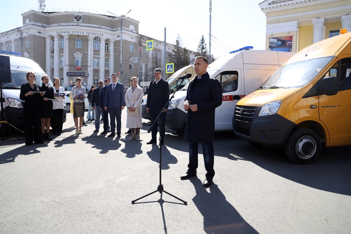 Губернатор Вадим Шумков вручил ключи от мобильных ФАПов, машин скорой помощи и школьных автобусов