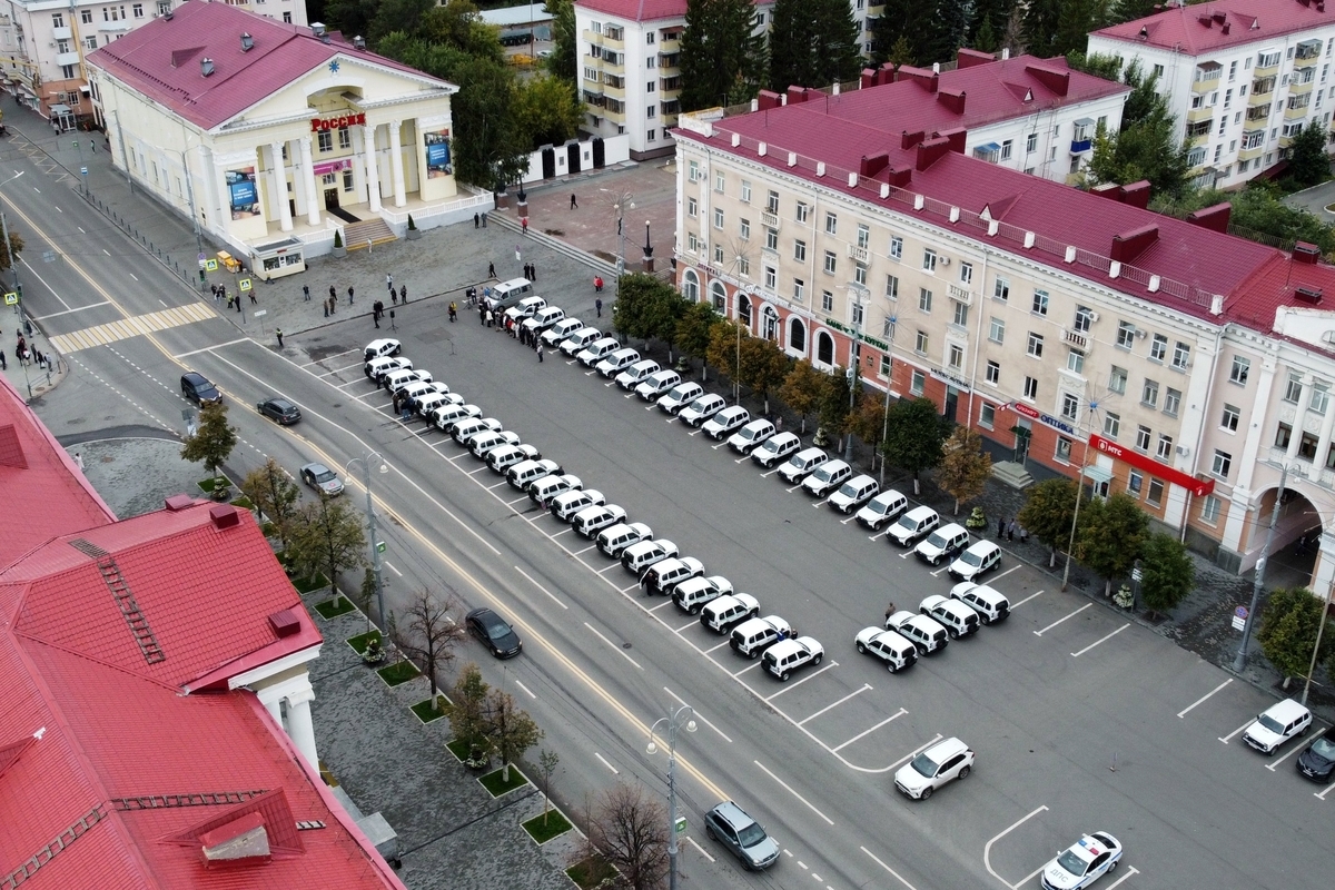 Губернатор Вадим Шумков вручил ключи от 49 новых машин неотложной медицинской помощи