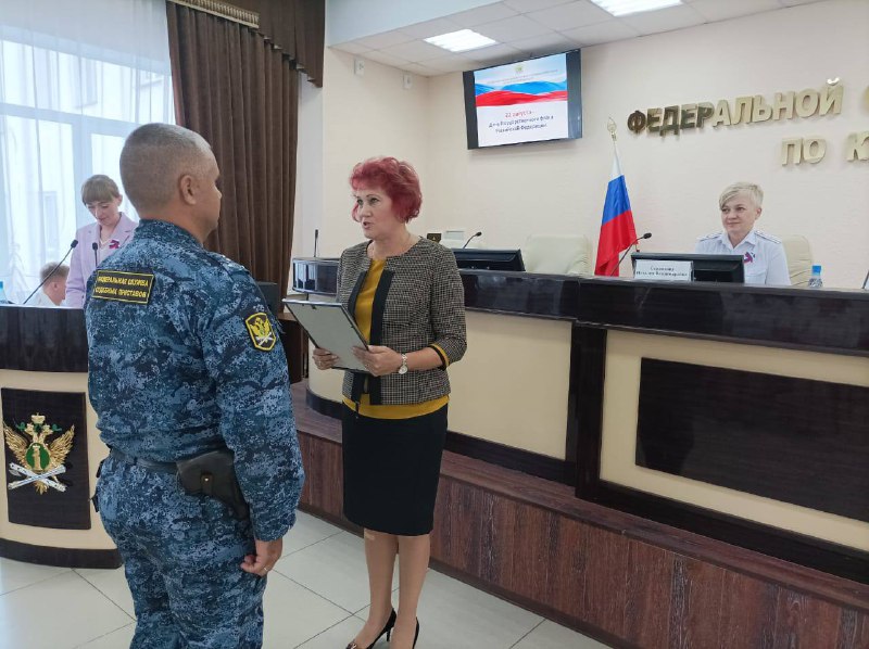 Сегодня, 22 августа, заместитель директора Департамента здравоохранения Курганской области Елена Островских наградила почетными грамотами Департамента сотрудников Управления Федеральной службы судебных приставов по Курганской области