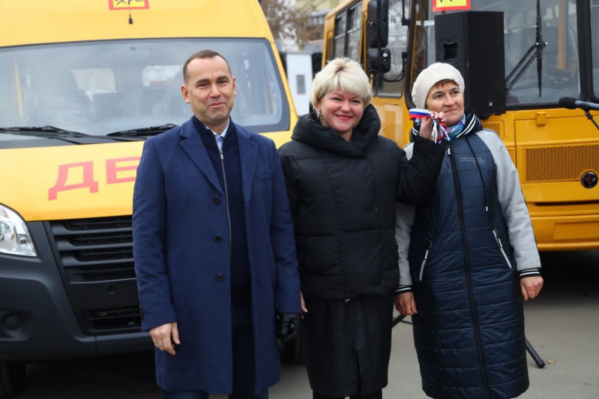 Губернатор Вадим Шумков вручил ключи от новых школьных автобусов и медицинских автомобилей руководителям школ и медучреждений региона