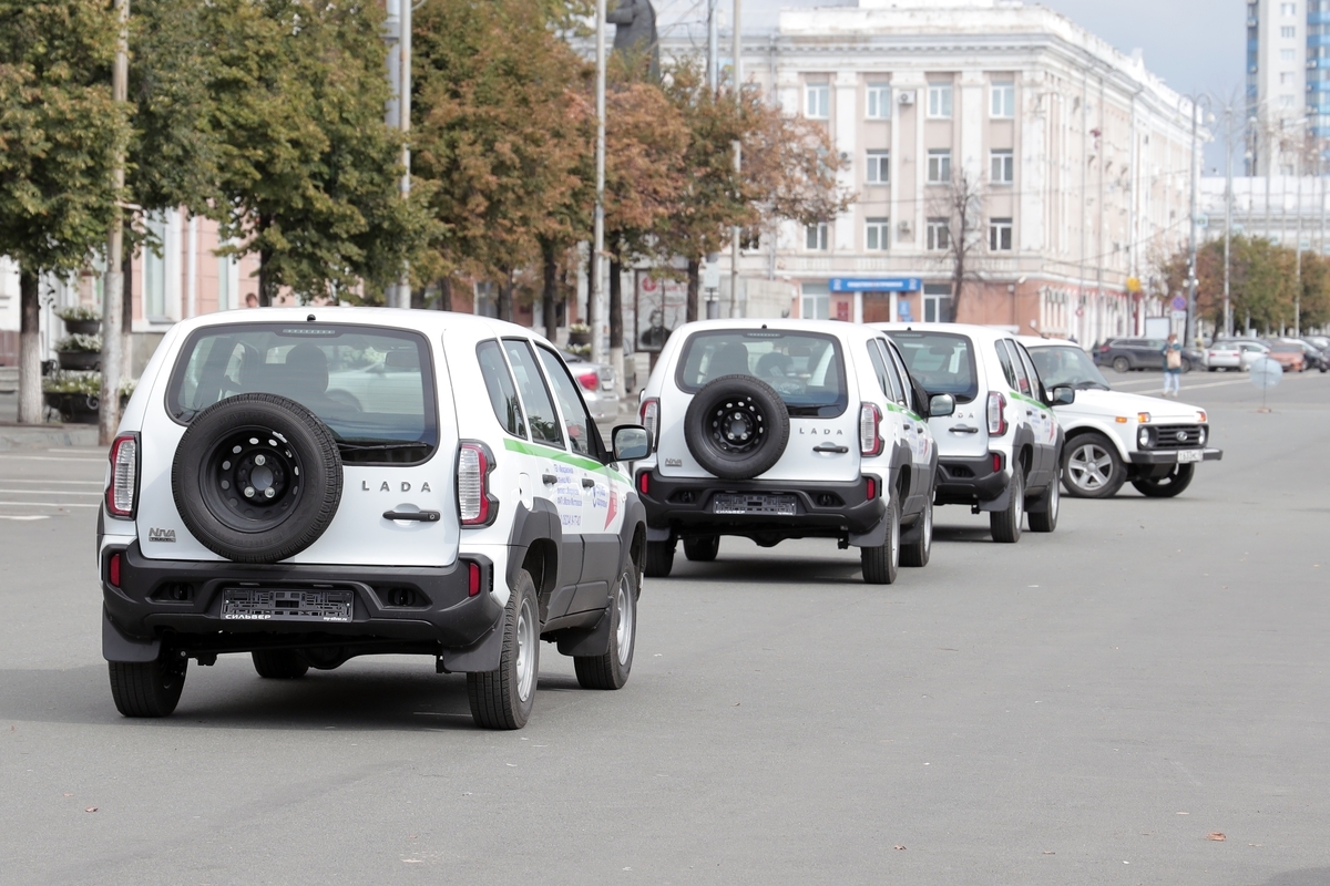 Губернатор Вадим Шумков вручил ключи от 49 новых машин неотложной медицинской помощи