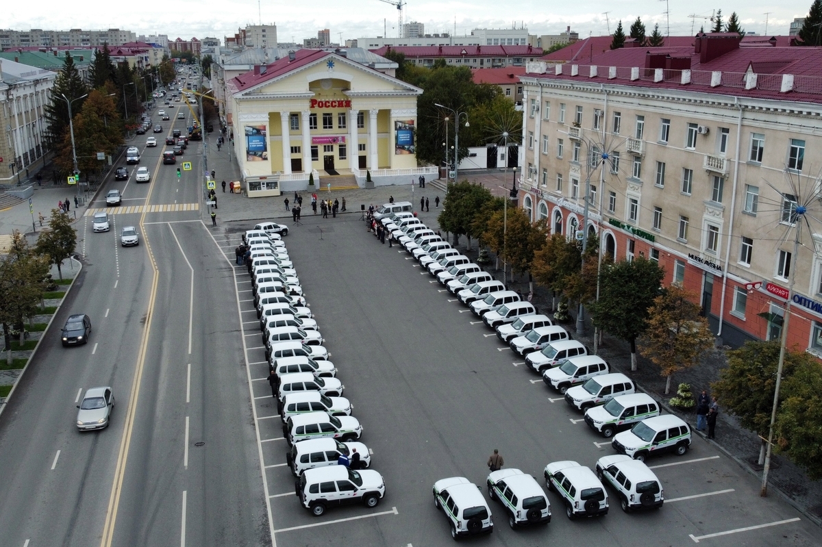 Губернатор Вадим Шумков вручил ключи от 49 новых машин неотложной медицинской помощи