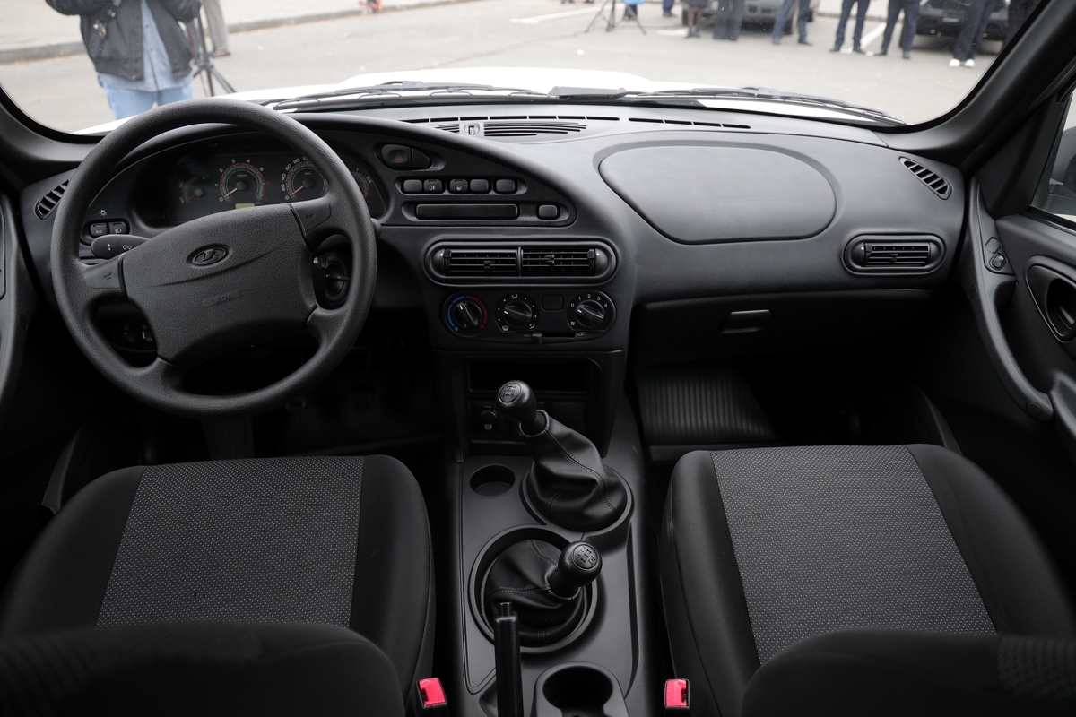 Губернатор Вадим Шумков вручил ключи от 49 новых машин неотложной медицинской помощи