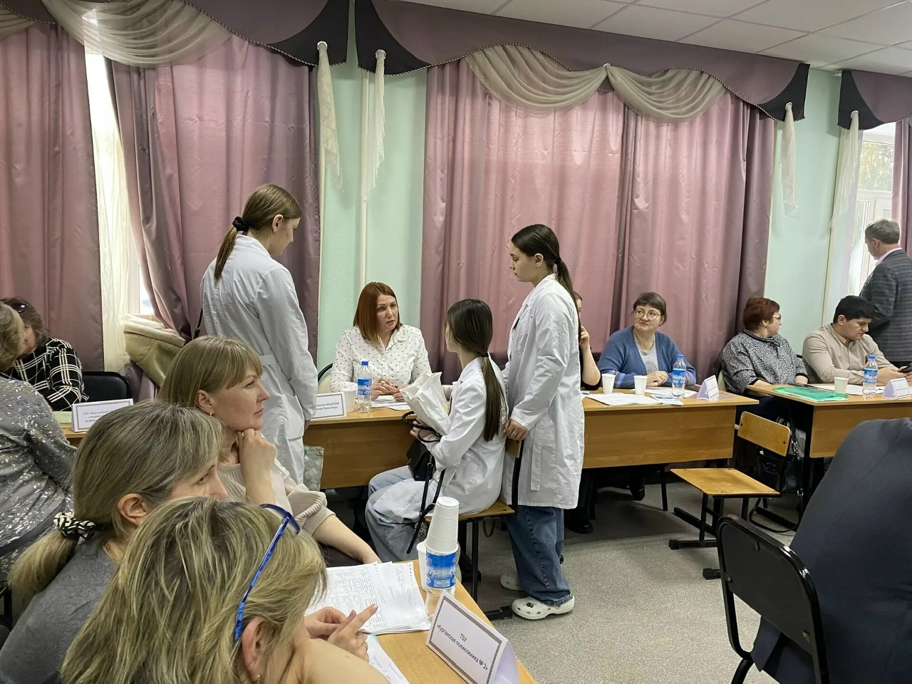 Сотрудники Курганской областной клинической больницы встретились с выпускниками Курганского базового медицинского колледжа — будущими медицинскими сёстрами и фельдшерами, которые в этом году впервые выйдут в профессию.