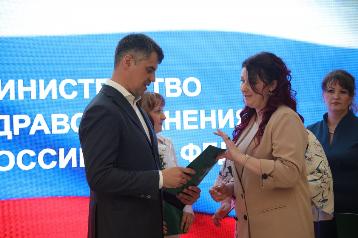 Медицинских работников Курганской области поздравили с профессиональным праздником