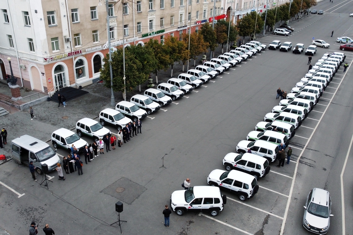 Губернатор Вадим Шумков вручил ключи от 49 новых машин неотложной медицинской помощи