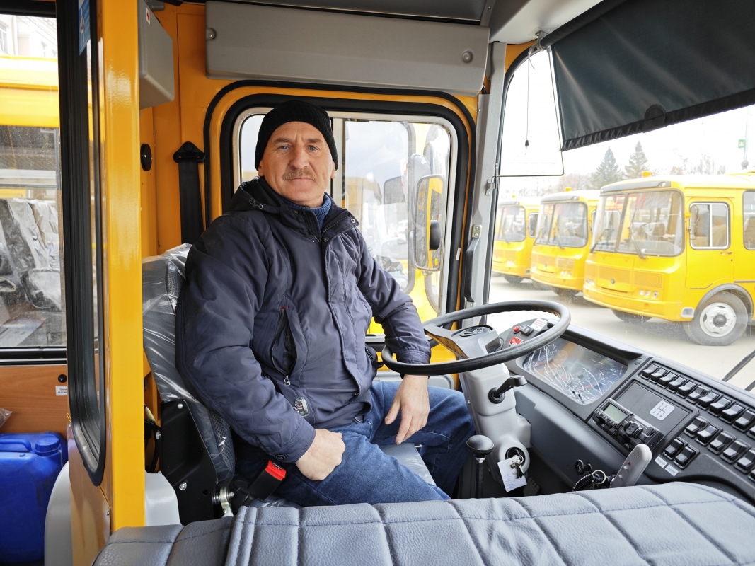 Губернатор Вадим Шумков вручил ключи от новых школьных автобусов и медицинских автомобилей руководителям школ и медучреждений региона