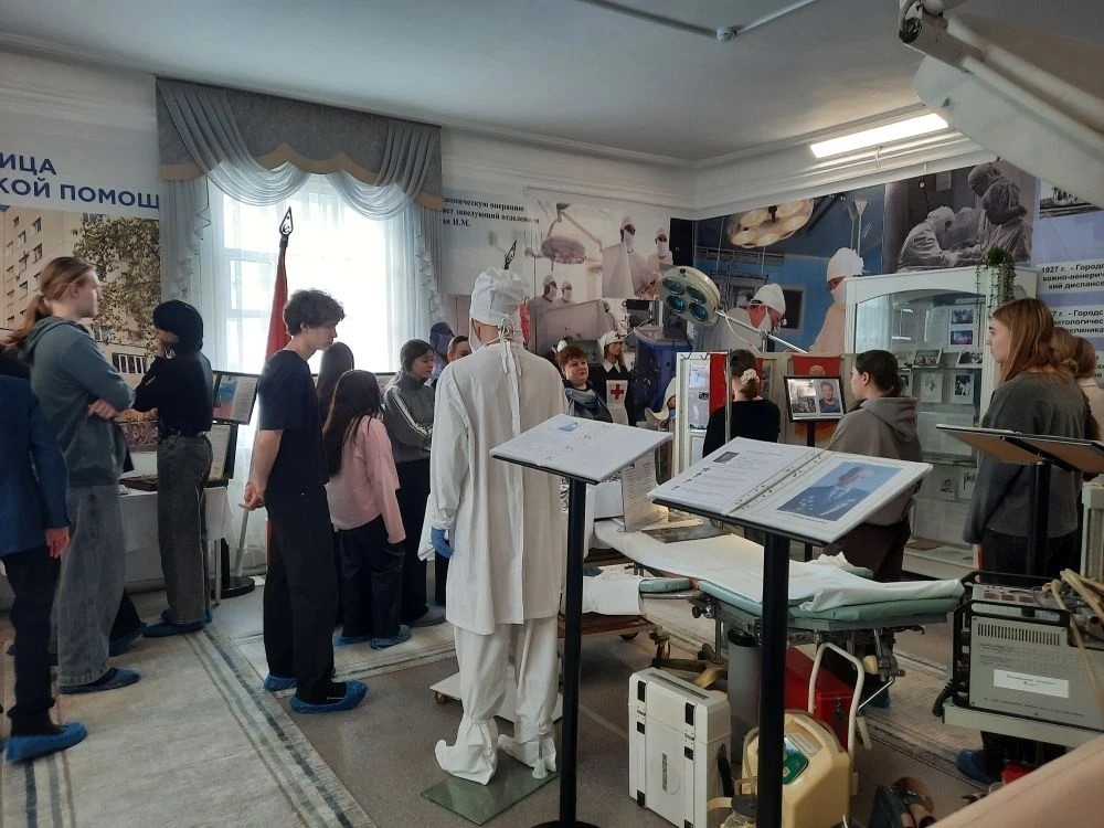 Курганскую больницу скорой медицинской помощи посетили выпускники двух гимназий города.
