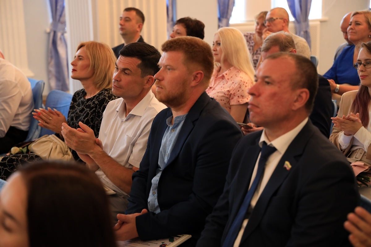 Вадим Шумков поздравил и поблагодарил за работу победителей конкурсов на гранты губернатора