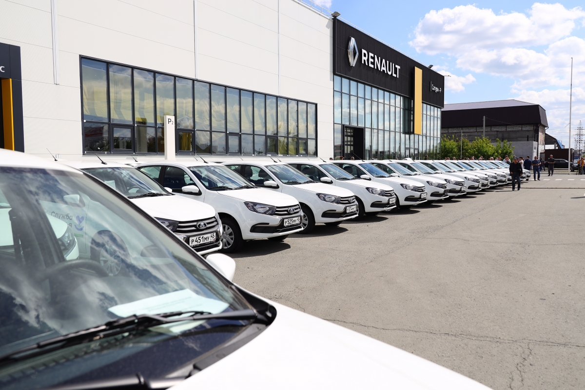 Губернатор Вадим Шумков вручил руководителям лечебных учреждений региона ключи от 59 новых автомобилей неотложной медицинской помощи