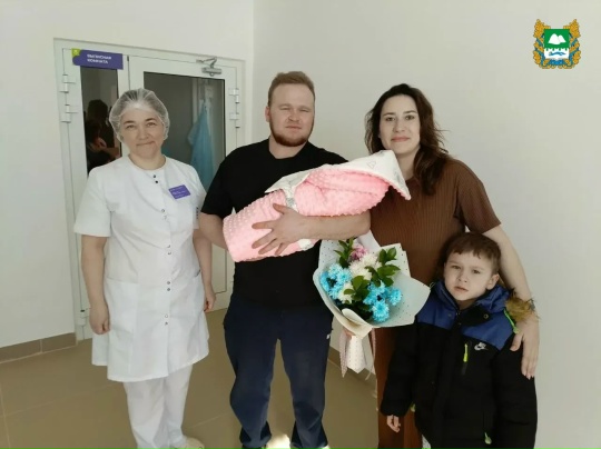 В родильном отделении межрайонной больницы №5 (р.п. Каргаполье), открывшемся после недавно проведенного капитального ремонта, состоялась первая выписка новорождённого. Девочка Марианна родилась накануне Международного женского дня, 7 марта, став прекрасны